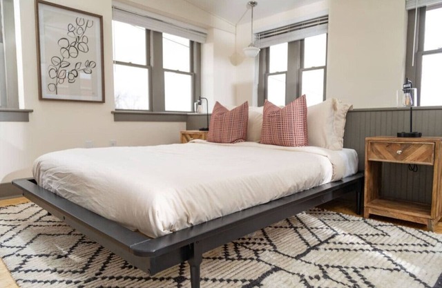 Beautiful Loft w/ Sleek Furnishings Near Downtown