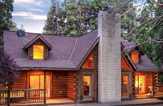 Beautiful log cabin! Hike, Bike, ski, relax!