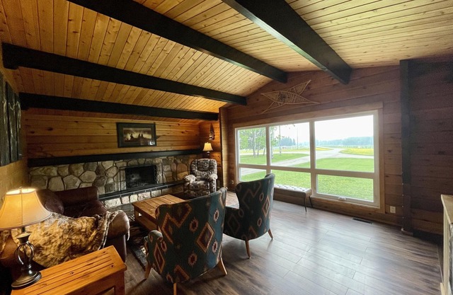 Beautiful log home, 6 minutes from Kananaskis