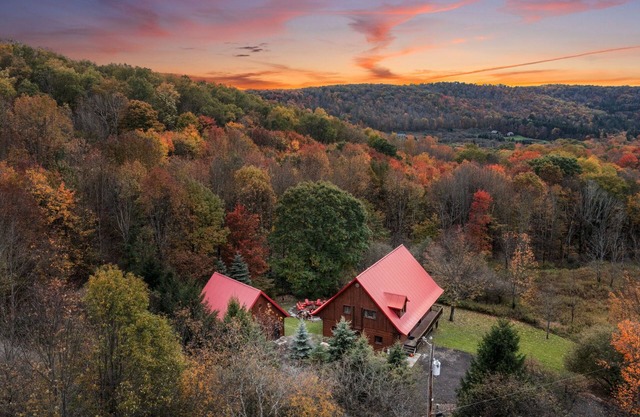 Beautiful Log Cabin! Hot-Tub, Bonfire & Private Yet 4 Mins to Downtown!