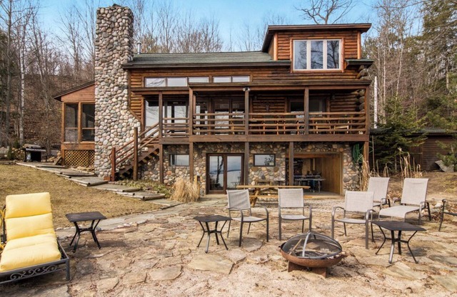 Beautiful log cabin with private East Bay frontage on Old Mission Peninsula