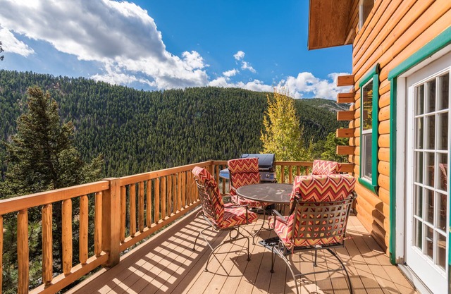 Schöne Blockhütte, eingebettet in die Berge, Hot Tub unter den Sternen