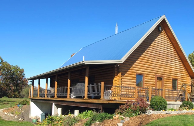 Schöne Log Cabin über dem Lake Shelby