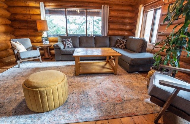 Beautiful Log Cabin in the woods, quick drive to Shuswap Lake