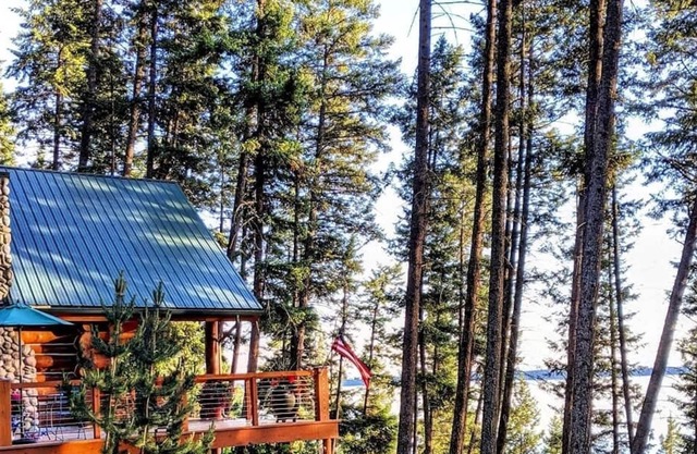 Schöne Blockhütte, privat, Blick auf den See, in der Nähe des Seezugangs!