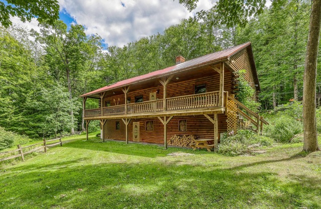 Schöne Blockhütte mit überdachter Veranda, Feuerstelle, abgelegen - in der Nähe von Stratton Mtn!