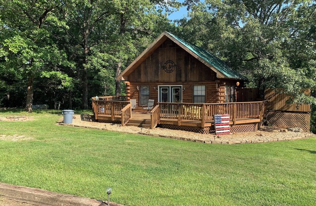 Schöne Log Cabin Schlafmöglichkeiten für 6, 1/4 Meile von White River öffentlichen Bootsanleger!