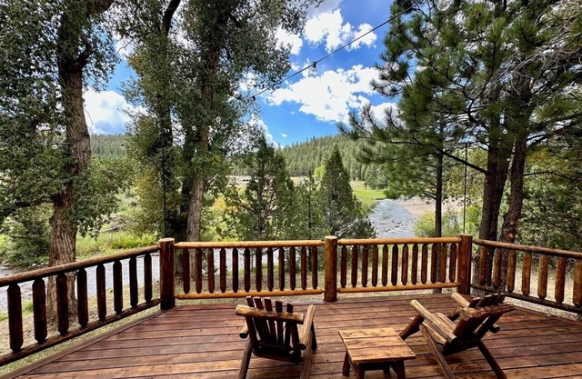 Beautiful log home-dog friendly, creek & mountain views,close to national parks