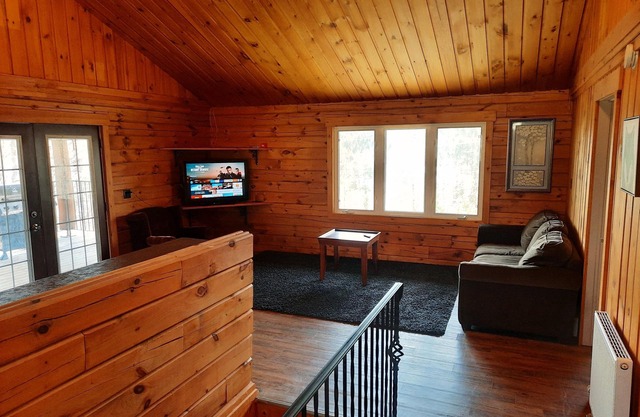 Beautiful log home + 1000 sq foot bunkie. 7 BEDS!