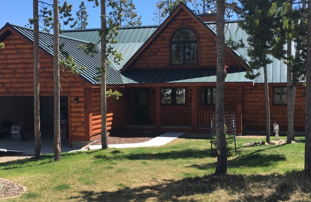 Wunderschönes Blockhaus auf dem Wind River, buchen Sie jetzt Ihren Sommerurlaub!