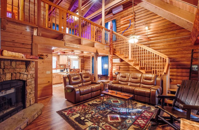 Beautiful log home less than a half mile from ichetucknee springs north entrance
