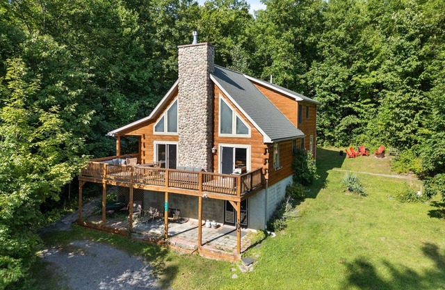 Beautiful Log Home, Lake side.
