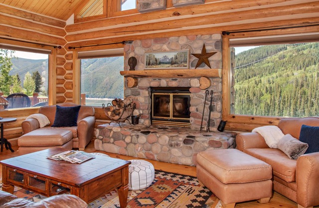 Secluded Log Cabin w/ Mtn & Lake Views, Soaking Tub, decks, 2 Living, Paradise!