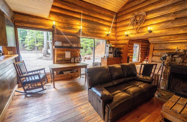 Beautiful log lodge just off the highway, perfect for big group getaways