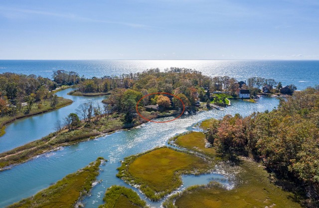 Beautiful Long Island Sound Cottage on Private Point