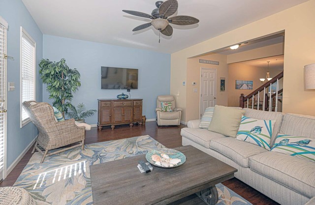 Beautiful Luxury 5 Bedroom Townhouse with Free WiFi In Gated Community On Bayside With Indoor/Outdoor Pools, Private Beaches, Restaurant, And Only Ten Minutes From Beach!