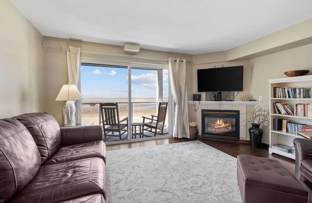 Beautiful Luxury Bay View Condo!