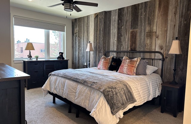Beautiful Luxury Condo: 2 Masters, heated garage, Mins to Ski, Walk to Concerts