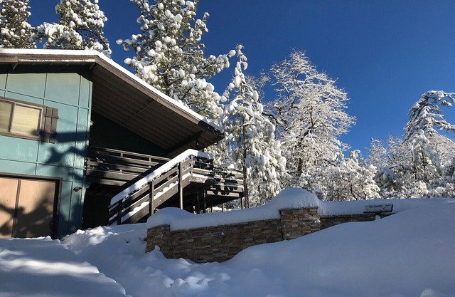 Beautiful Mtn Views, Hot Tub, short walk to Cafe Aroma (monthly rental)
