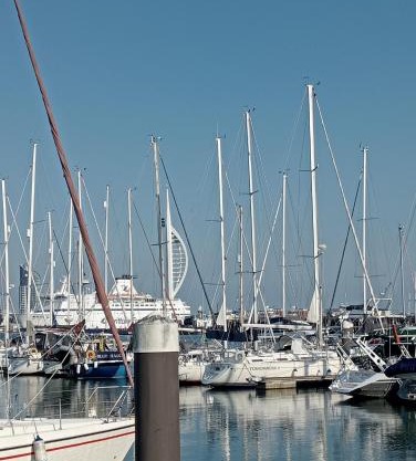 Beautiful Marina Apartment with private garden, flexible bedrooms with zip & link beds