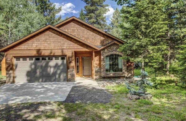 Beautiful McCall family CABIN with hot tub 1.5 miles from downtown McCall