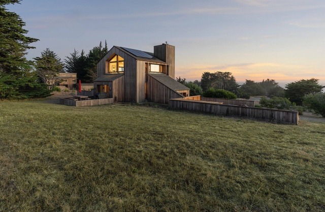 Beautiful meadow home, 100 yards from Bluff Trail, Newly Renovated