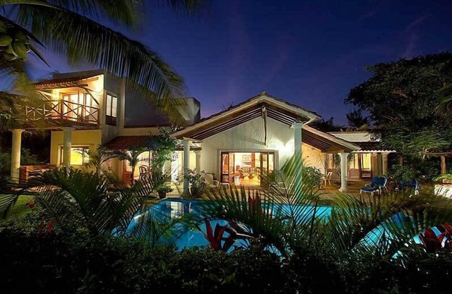 Wunderschöne 4 BR (oder 3 BR) Villa Nur 50 Schritte vom White Sand Beach