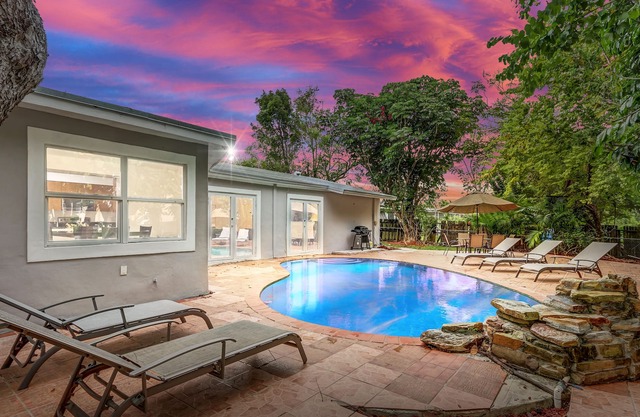 BEAUTIFUL MIAMI HOME W/HEATED POOL BY GOLF COURSE