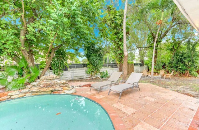 BEAUTIFUL MIAMI HOME W/HEATED POOL BY GOLF COURSE