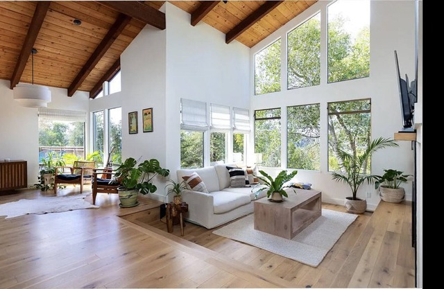 Beautiful Mid-century Modern retreat in hills of Aptos, 10 minute drive to beach