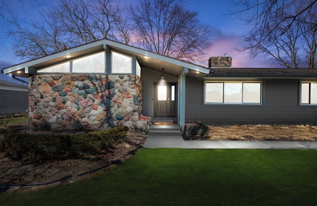 Beautiful Mid-Century 5-bedroom ranch with AC, WiFi in pleasant Clinton Township