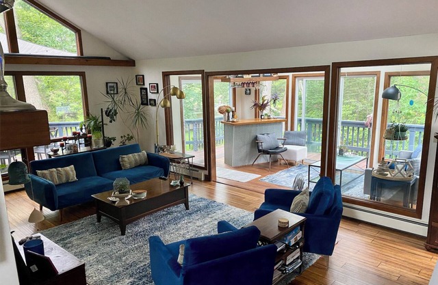 Beautiful midcentury modern, blocks from beach, hot tub, sleeps 10!