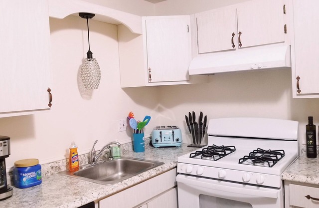 🤗Beautiful!Modern 2BR 2BA, w/ Private bath, Free Wifi & Parking for 2