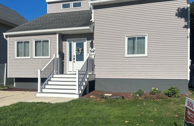 Beautiful Modern Beach House, across from Golf Course, Spacious Backyard