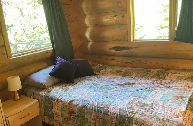 Beautiful, modern log cabins for rent 15 minutes from Tatlayoko Lake
