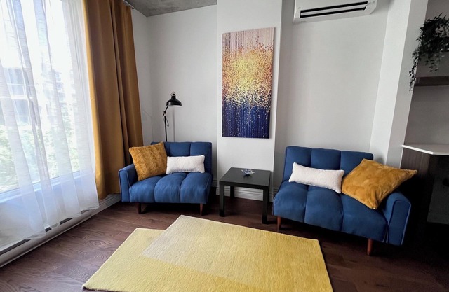 Beautiful, modern condo, fully furnished and equipped, 20 mins from Downtown MTL