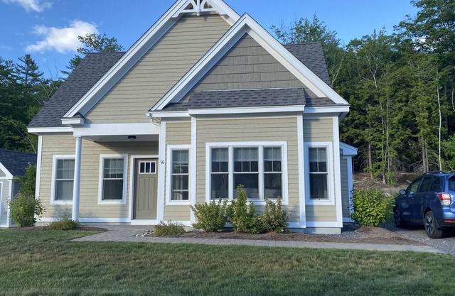 Beautiful open concept cottage, heated pools, club house, close to beaches