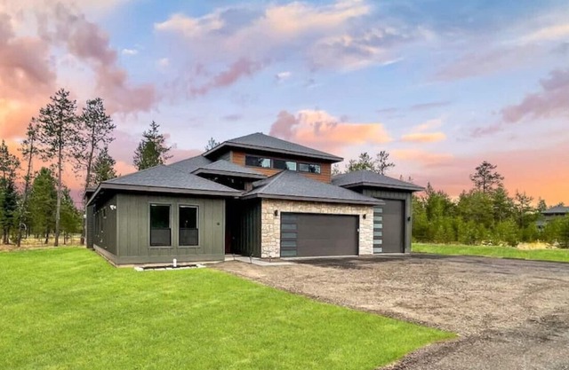 Beautiful Modern Escape, Hot Tub Near Tamarack and Lake!