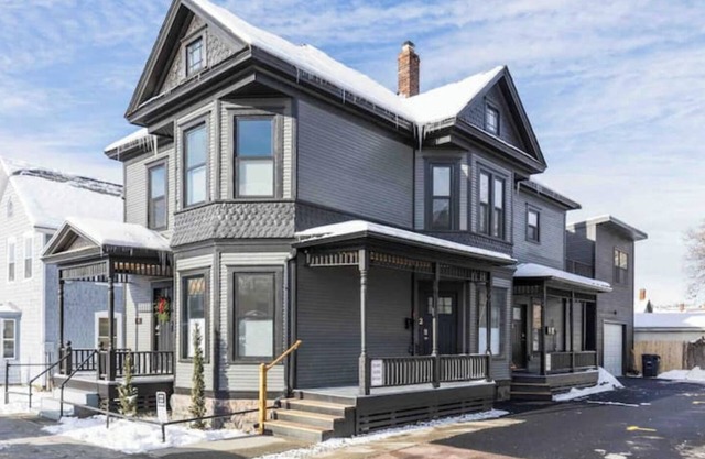 Beautiful+Modern Flat: downtown, parking, laundry