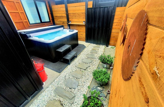 Beautiful modern home + Hot Tub 🔥 Mountain views 🏞 Superking beds