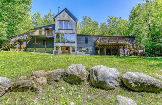 Schönes, modernes Haus mit geräumiger Terrasse, Billardtisch und mehreren Kaminen