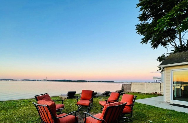 Beautiful Modern house By the Bay w out door Spa