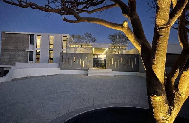 Beautiful Modern Brand New 5 Bedroom House on Private Beach