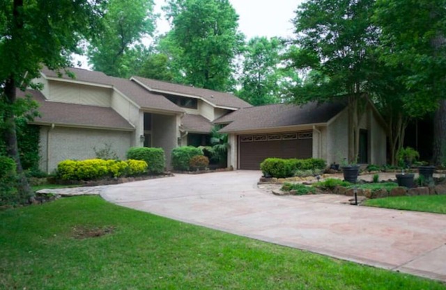 BEAUTIFUL, MODERN, RESORT STYLE HOME IN GATED, GOLF COMMUNITY ON LAKE CONROE