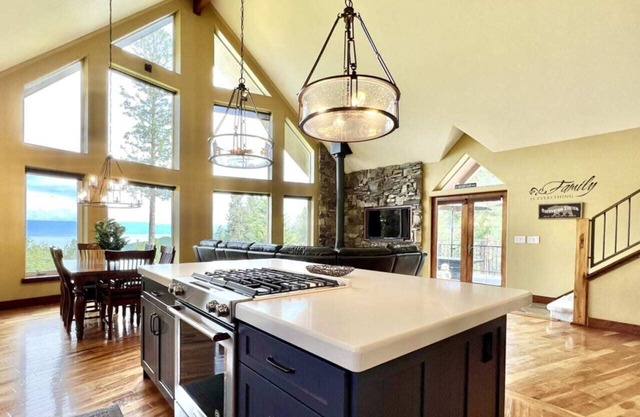 Beautiful Montana Lake Views, Alpenglow Retreat