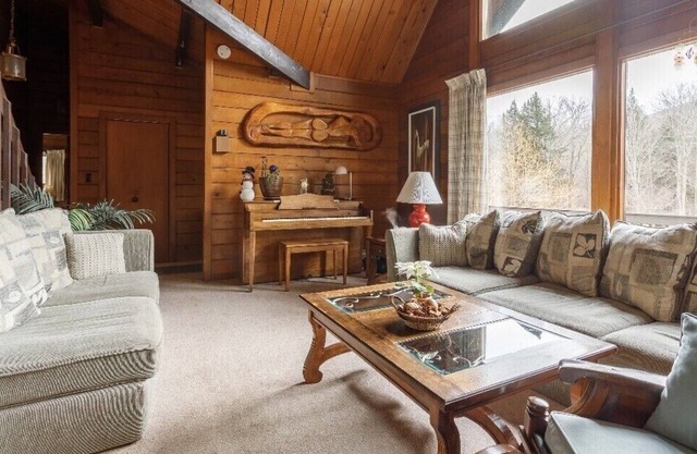 Schöner Blick auf die Berge und River Front Chalet