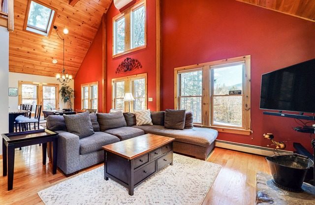 Beautiful mountain home with private hot tub, fireplace & firepit - ski nearby