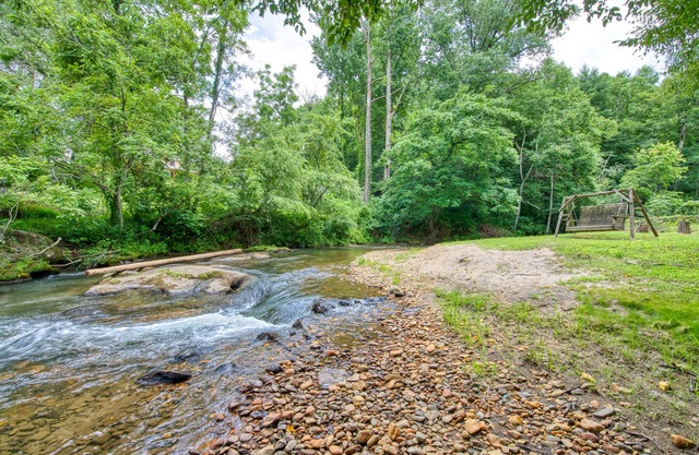 Beautiful mountain home on creek with free WiFi, private washer/dryer, deck, AC