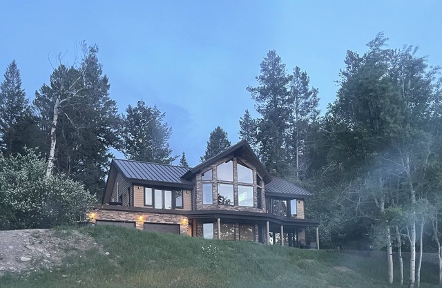 Schönes Gebirgshaus. 5 Schlafzimmer, 3 Bäder, Garage für 2 Autos.