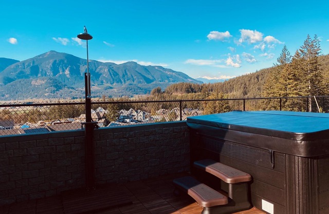 Beautiful Mountain Views 3 bedroom, 2 bathroom guest suite w/hot tub & Sauna